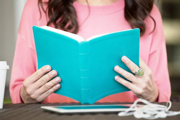 Porträt einer Frau beim Lesen. — Stockfoto