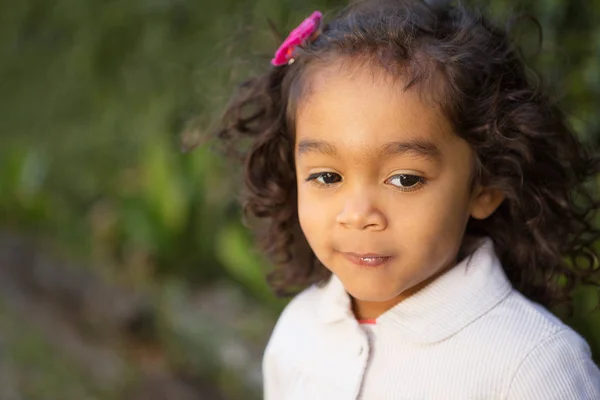 Liten flicka som leker i parken. — Stockfoto