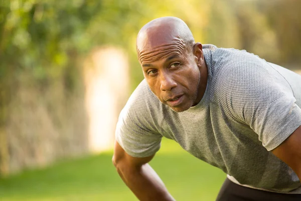 Fit African American man tillen gewichten — Stockfoto