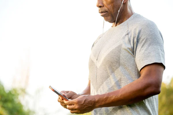 Apto afro-americano homem ouvindo música . — Fotografia de Stock