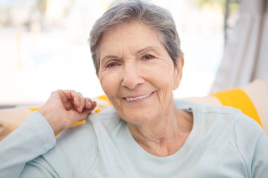 Gülümseyen bir olgun yaşlı kadın portresi.