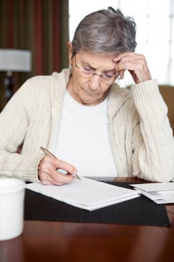 Olgun yaşlı kadın fatura ödeme.