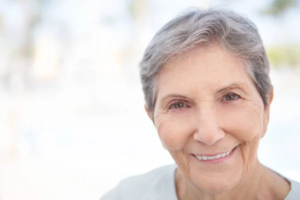 Retrato de una anciana madura sonriendo . — Foto de Stock
