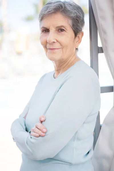 Retrato de una anciana madura sonriendo . — Foto de Stock