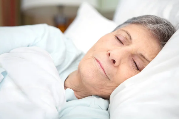 高齢者女性の良い夜の眠りを取得. — ストック写真