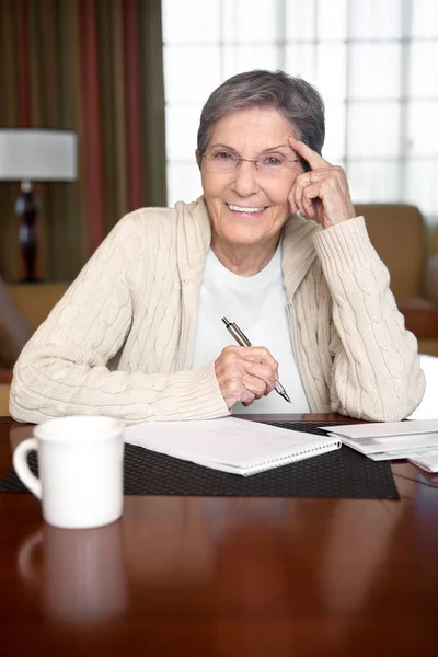 Mature elderly woman paying the bills. — Stock Photo, Image