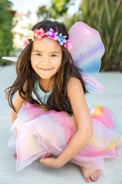 Sevimli küçük kız bir peri giyinmiş.