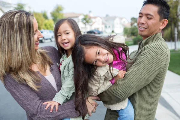 Familia de raza mixta . — Foto de Stock