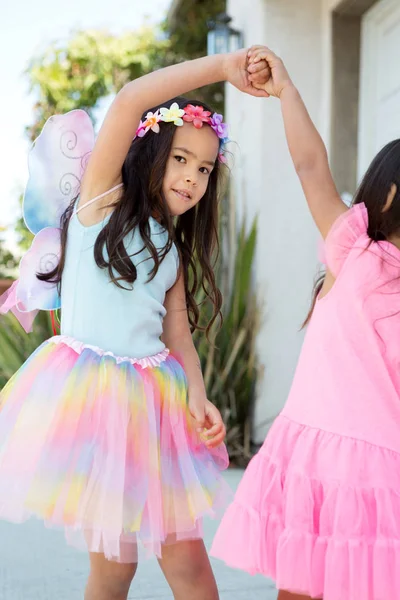 Симпатична маленька дівчинка, одягнена як фея . — стокове фото
