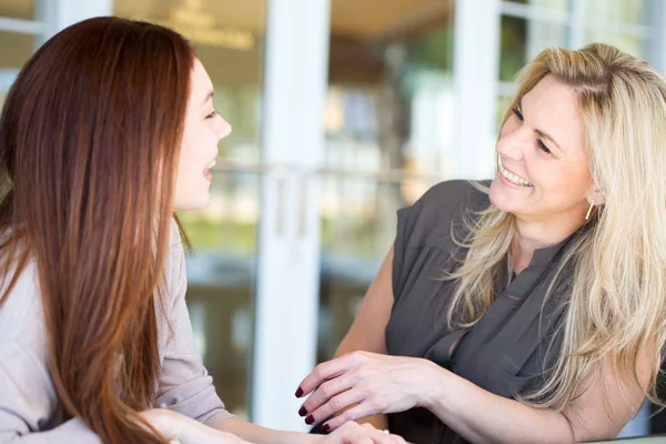 Twee vrouwen taling en lachen. — Stockfoto