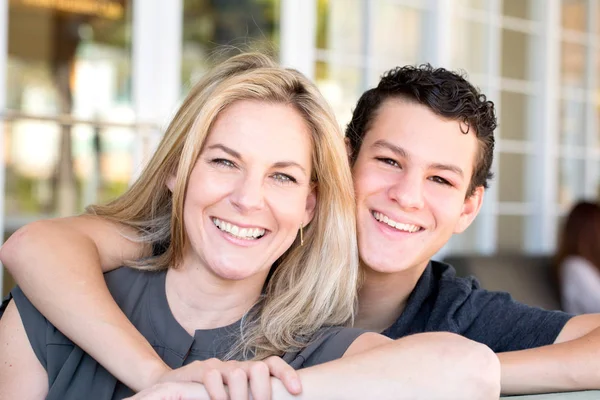 Madre latina e hijo adolescente . —  Fotos de Stock