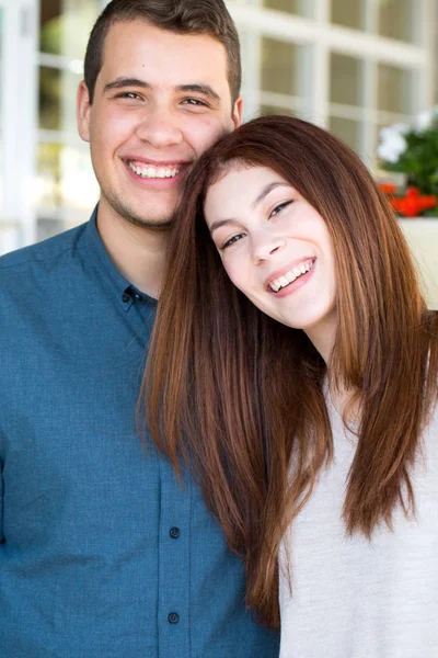 Pareja feliz joven . —  Fotos de Stock