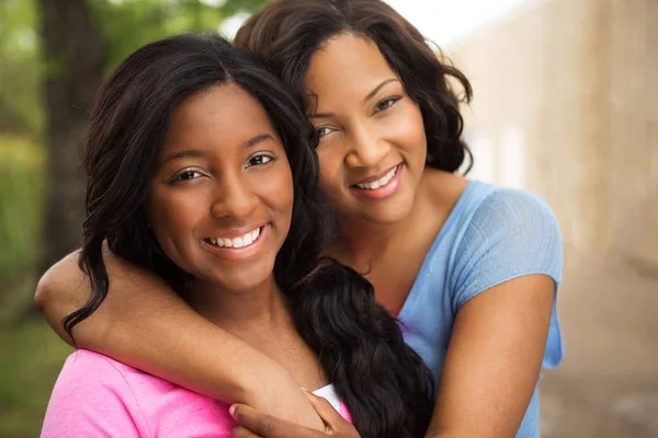 Afro-Amerikaanse moeder en haar dochter. — Stockfoto