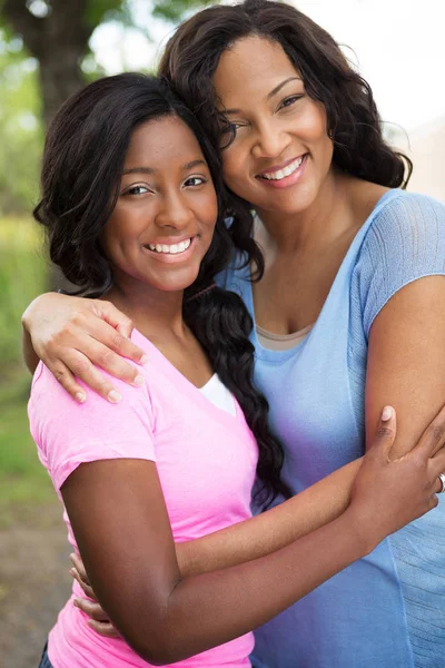 アフリカ系アメリカ人の母と彼女の娘. — ストック写真