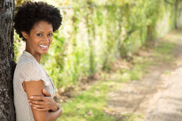 Beautiful woman smiling outside. — Stock Photo, Image