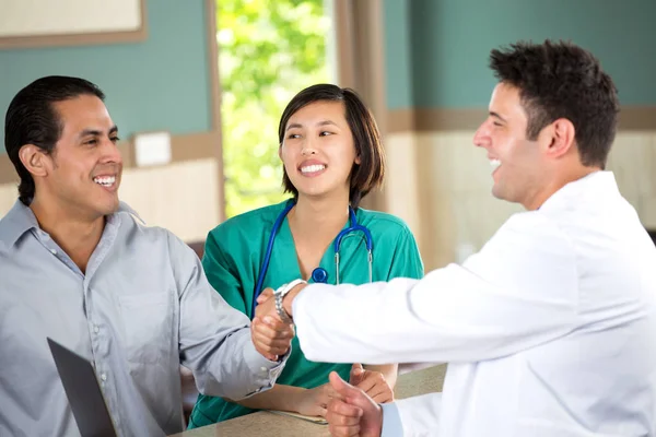 Equipo médico hablando con pacientes . —  Fotos de Stock