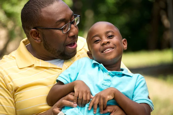 Padre che abbraccia suo figlio . — Foto Stock