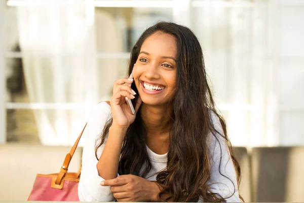 Jonge vrouw op haar mobiele telefoon. — Stockfoto