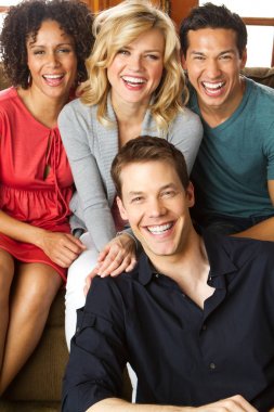 Konuşan ve gülen arkadaşlarından farklı grup.