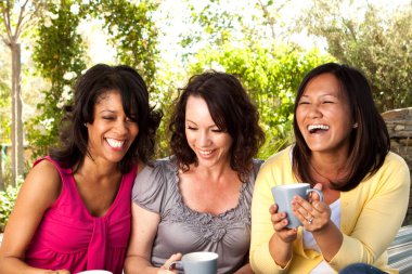 çeşitli grup arkadaşları.