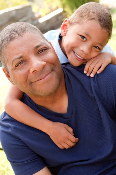 Afrikanisch-amerikanischer Vater und sein Sohn. — Stockfoto