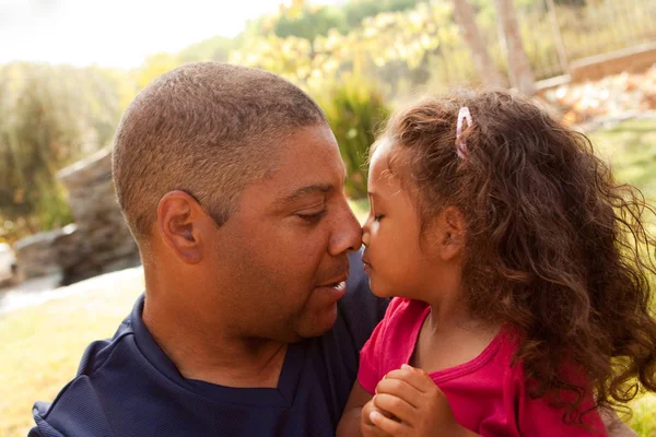 Padre afroamericano e sua figlia . — Foto Stock