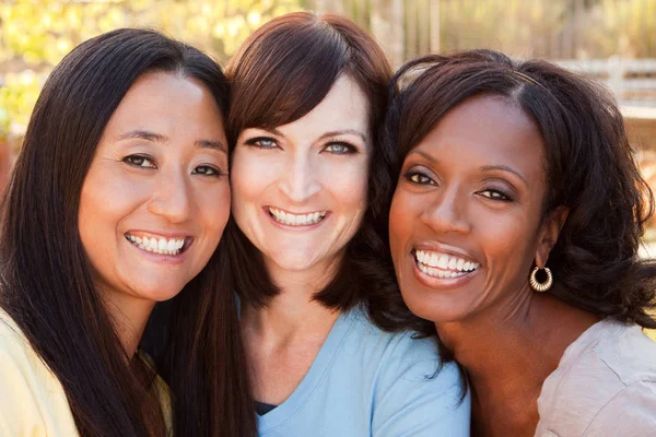 A nők sokszínű csoportja beszél és nevet. — Stock Fotó
