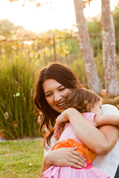 Hispanische Mutter und Tochter. — Stockfoto