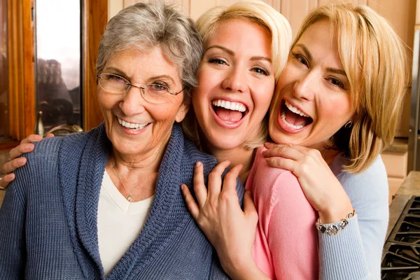 Familie van drie generatie vrouwen. — Stockfoto