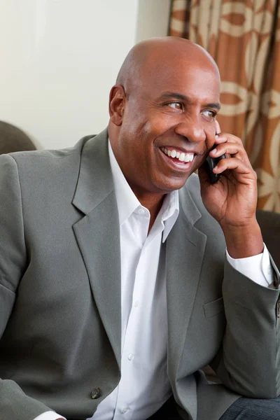 Afrikanisch-amerikanischer Mann lächelt. — Stockfoto