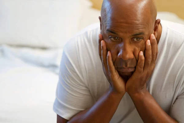 Depressziós afrikai amerikai férfi. — Stock Fotó