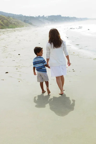 Spanyol nő és a fia a strandon. — Stock Fotó