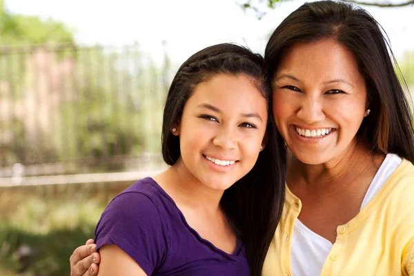 Asiatique adolescent fille sourire . — Photo