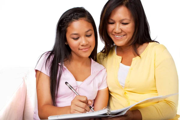 Mamma att hjälpa dottern med läxor. — Stockfoto