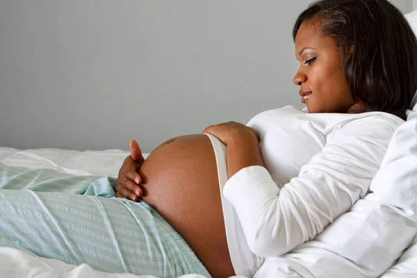 Joven mujer embarazada afroamericana . —  Fotos de Stock