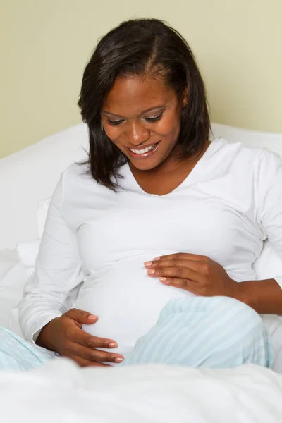 Junge afrikanische amerikanische schwangere Frau. — Stockfoto