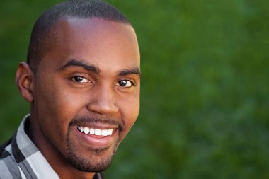 Genç Afrikalı Amerikalı adam