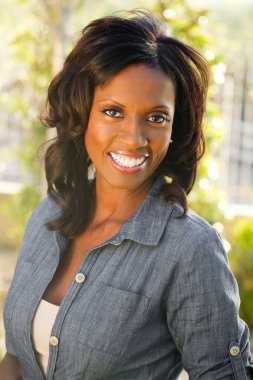 Güzel olgun Afrikalı-Amerikalı kadın