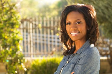 Güzel olgun Afrikalı-Amerikalı kadın