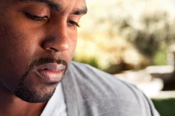 Junger afrikanisch-amerikanischer Mann schaut traurig. — Stockfoto
