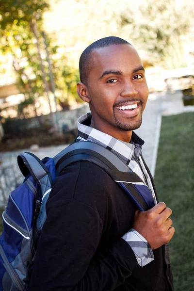 Ung afroamerikansk man — Stockfoto