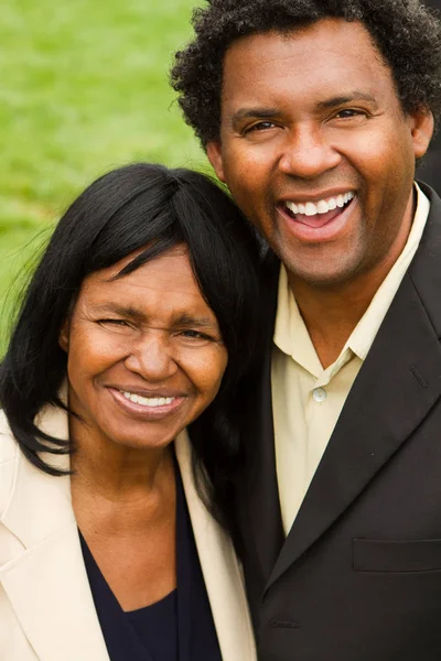 Mãe sorrindo com seu filho adulto . — Fotografia de Stock