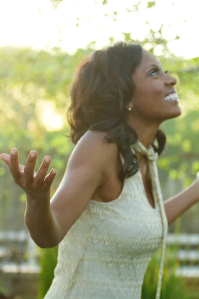 Eccitato donna afroamericana a braccia aperte . — Foto Stock