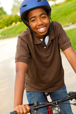 Bisiklete binmek mutlu genç çocuk.