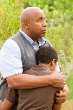 Baba oğlunu teselli ediyor..