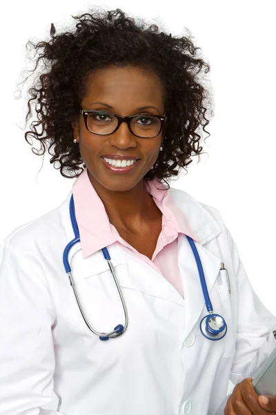 Przyjazny dla Afryki amerykański lekarz uśmiechający się. — Zdjęcie stockowe