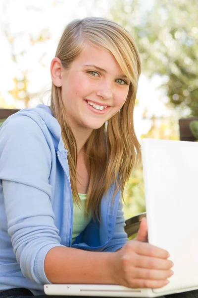 Joven adolescente chica en un ordenador . —  Fotos de Stock