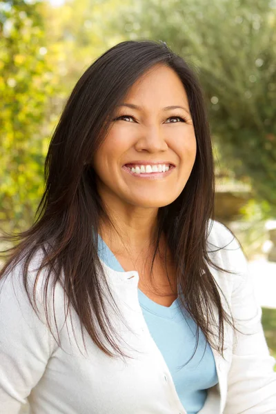 Sebevědomá asijská žena úsměv — Stock fotografie