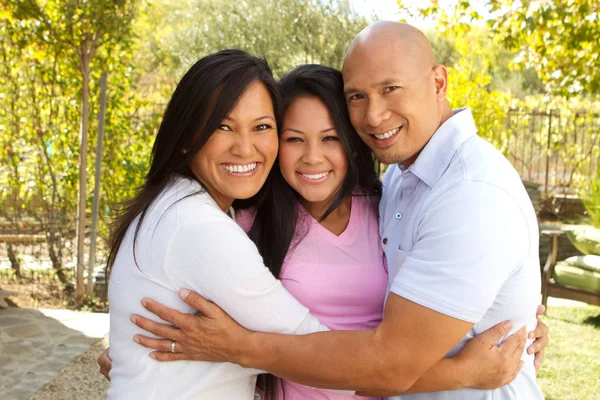 Glücklich asiatische Familie Umarmung — Stockfoto