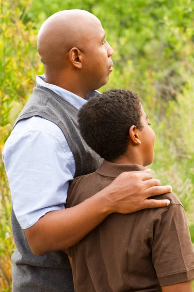 Padre consolando a su hijo. — Foto de Stock